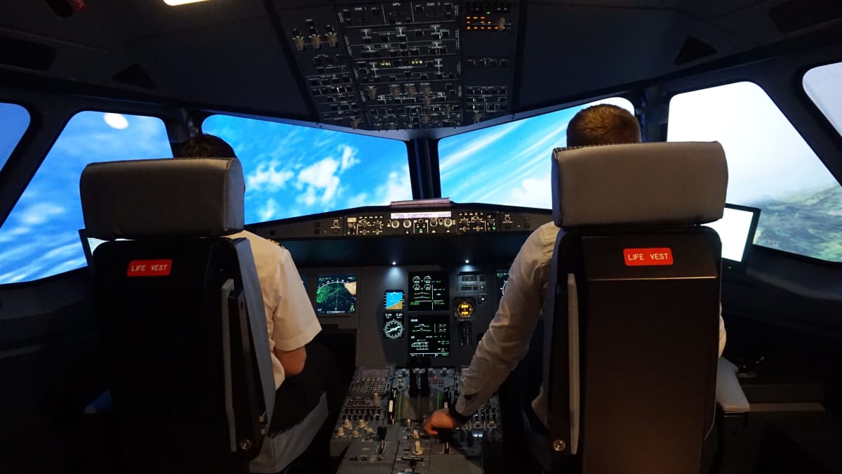 deux personnes dans un simulateur