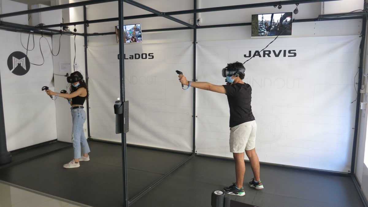2 enfant dans salle VR avec un casque