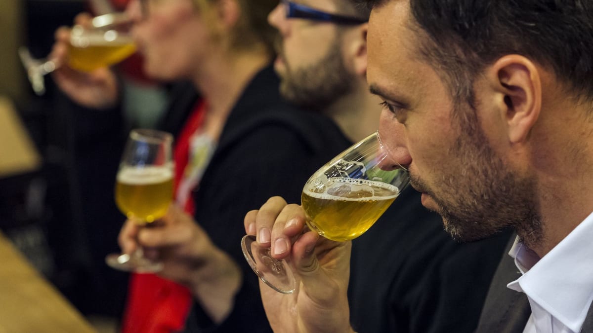 hommes dégustant de la bière