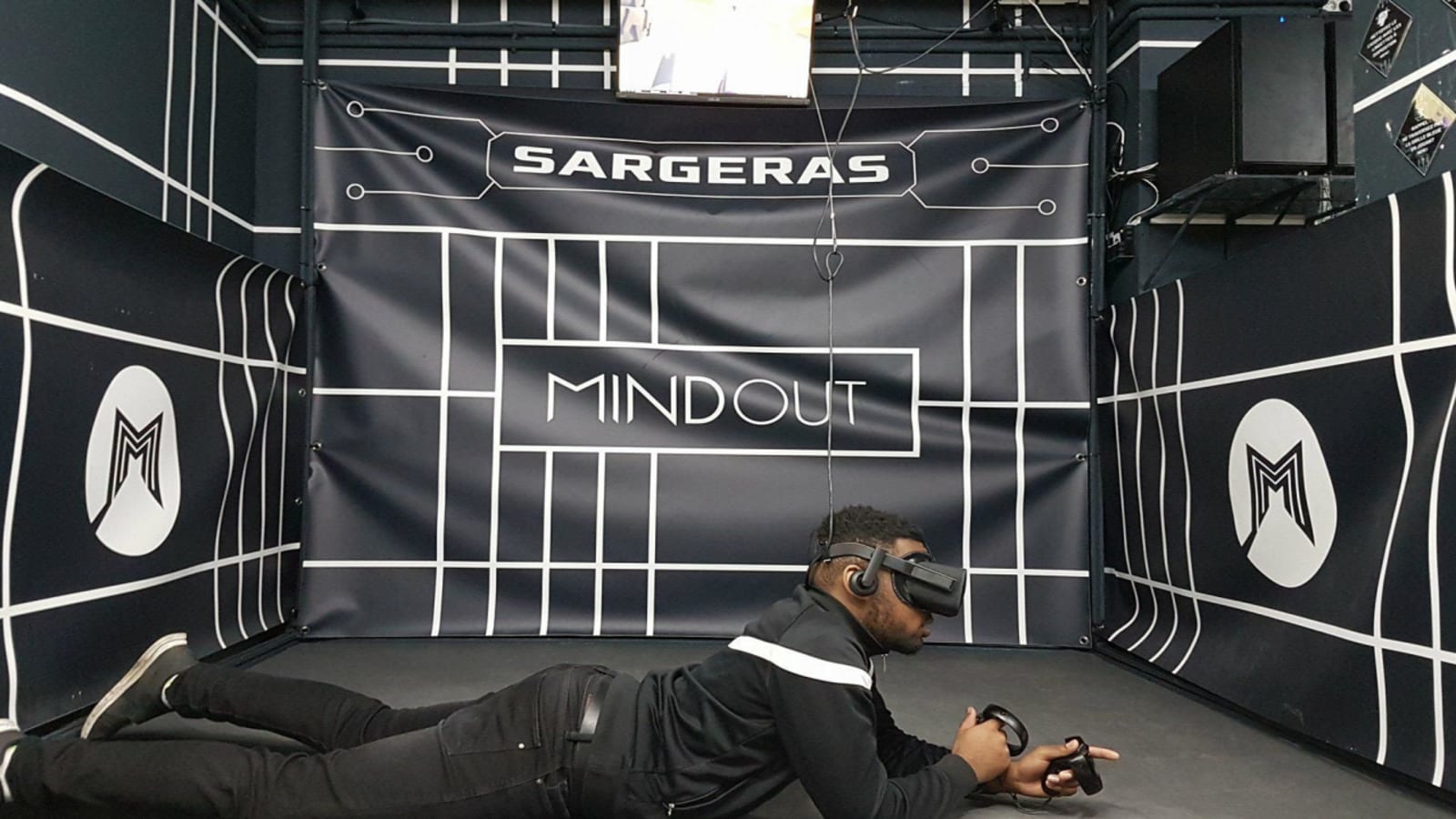 homme couché avec casque VR