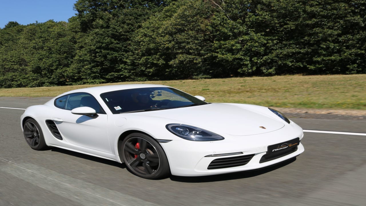 voiture blanche de course sur une piste
