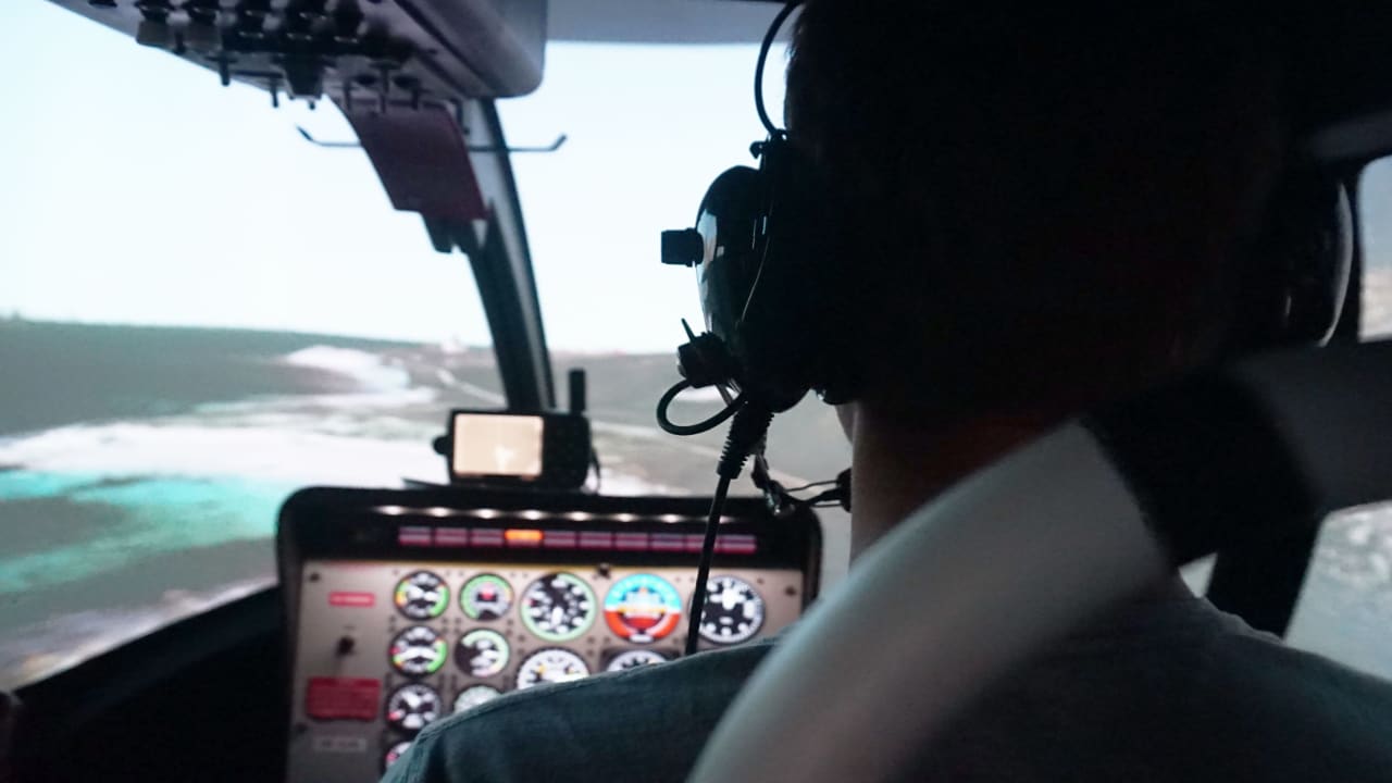 homme qui pilote un simulateur helicoptere