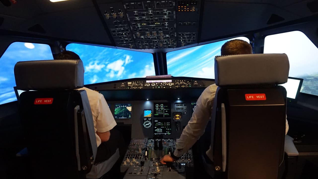 deux personnes dans un simulateur