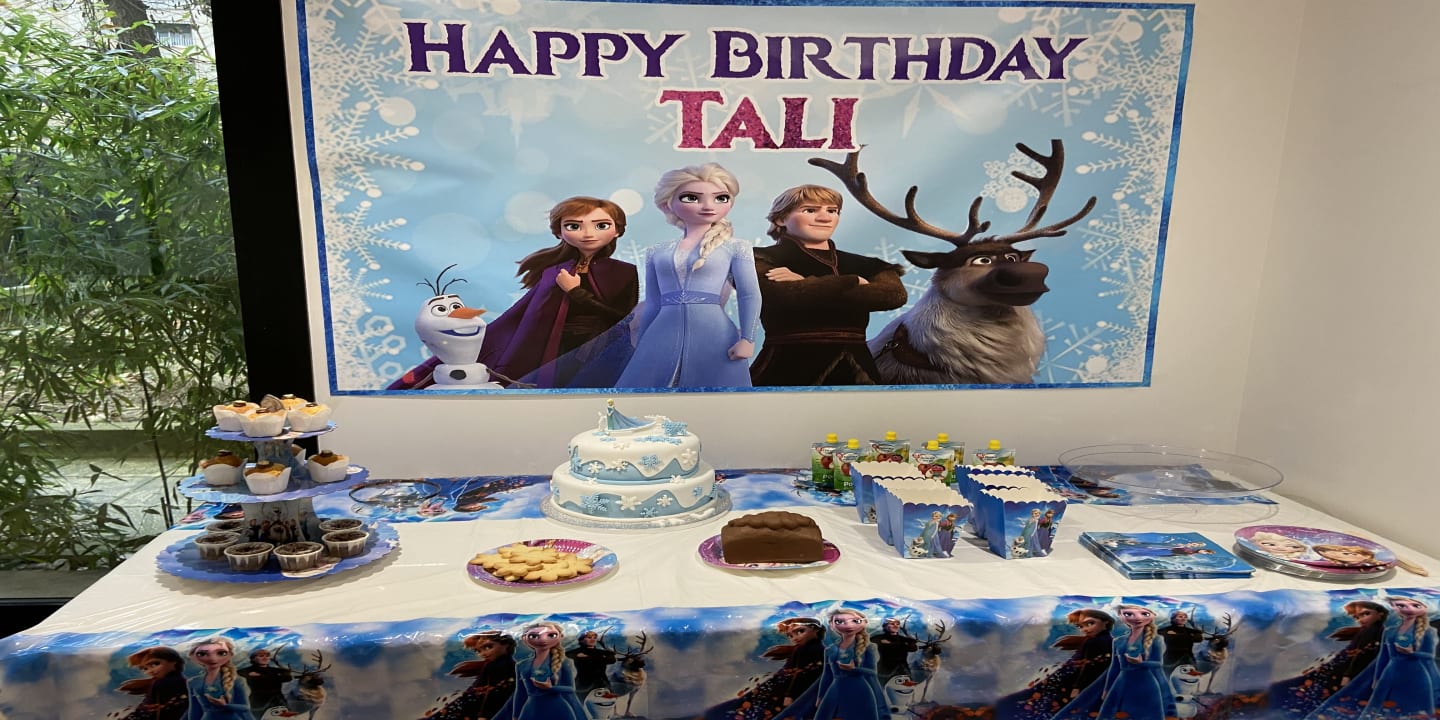 Table de présentation reine des neiges avec un gateau et des sucreries