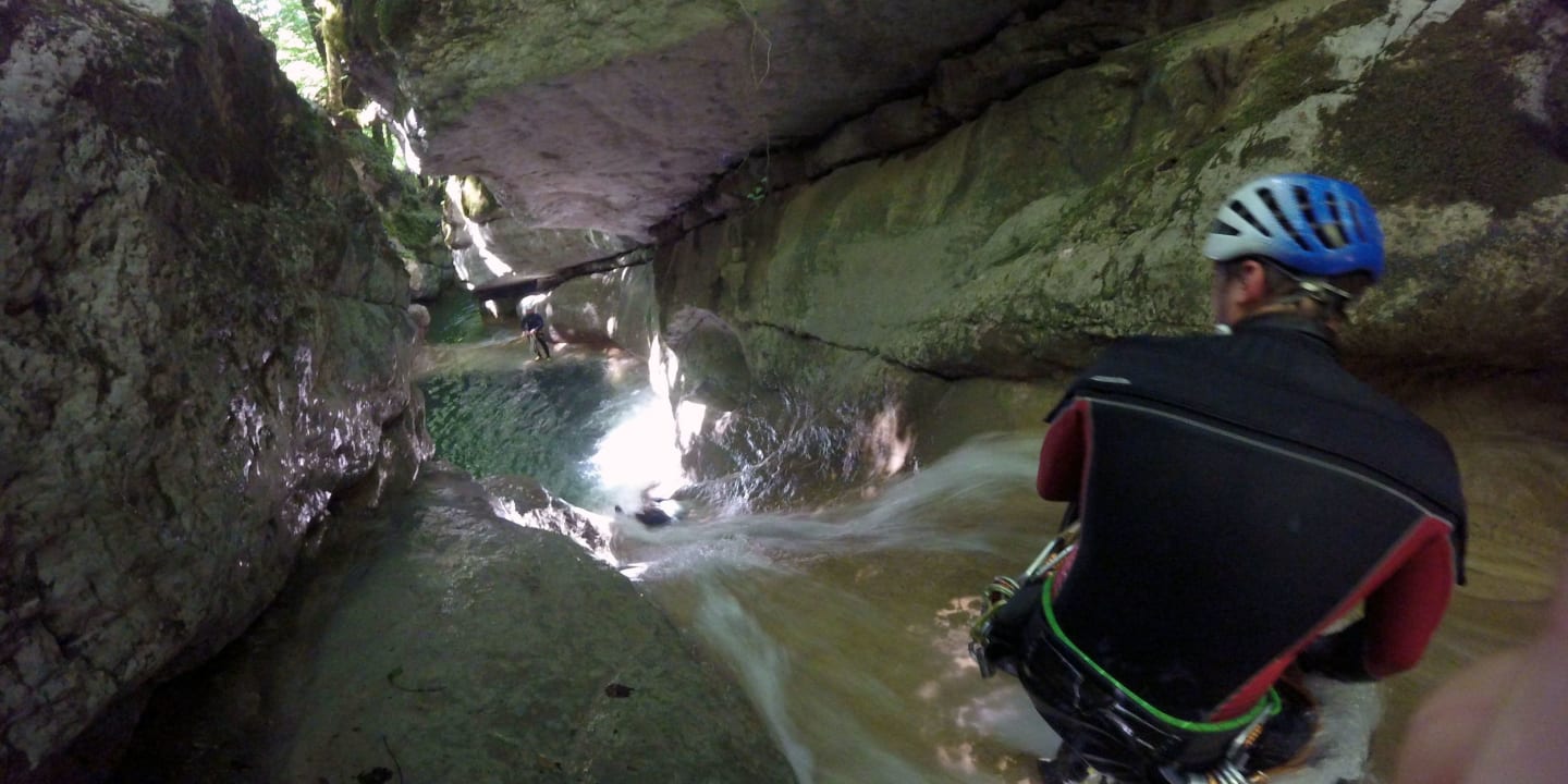 homme en haut d'un couloir toboggan