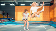 deux filles souriantes sautant en trampoline