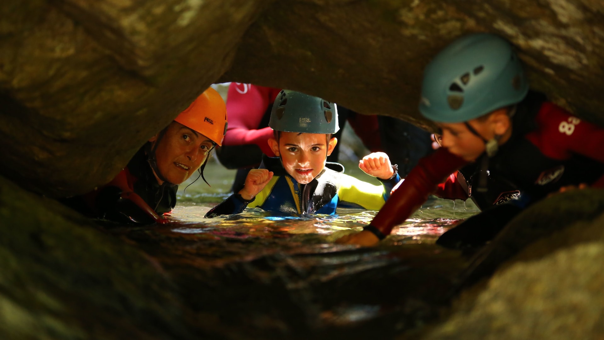 enfant devant un tunnel d'une grotte