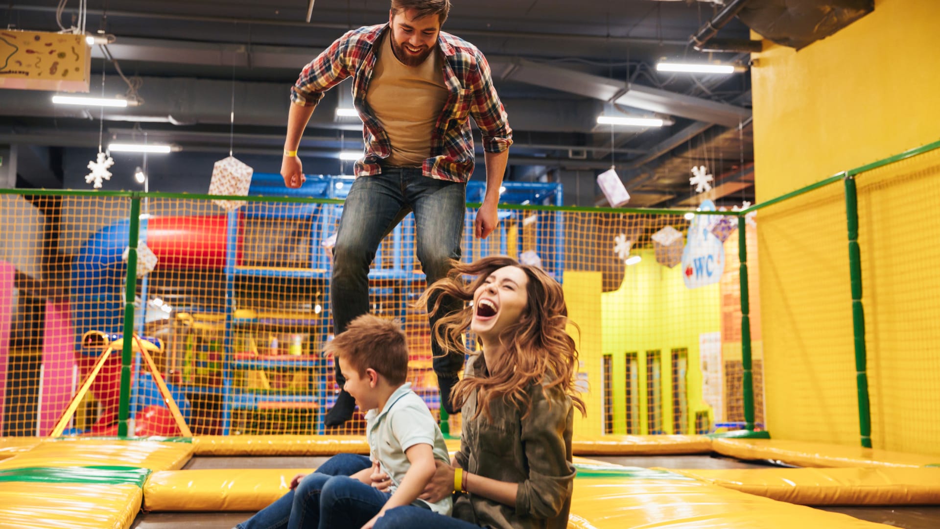 Famille qui s'amuse sur un trampoline