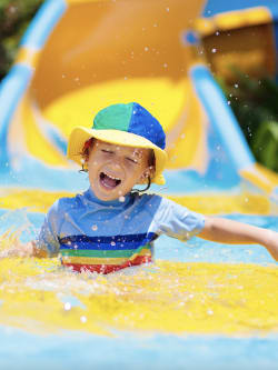 Parc aquatique enfant nage