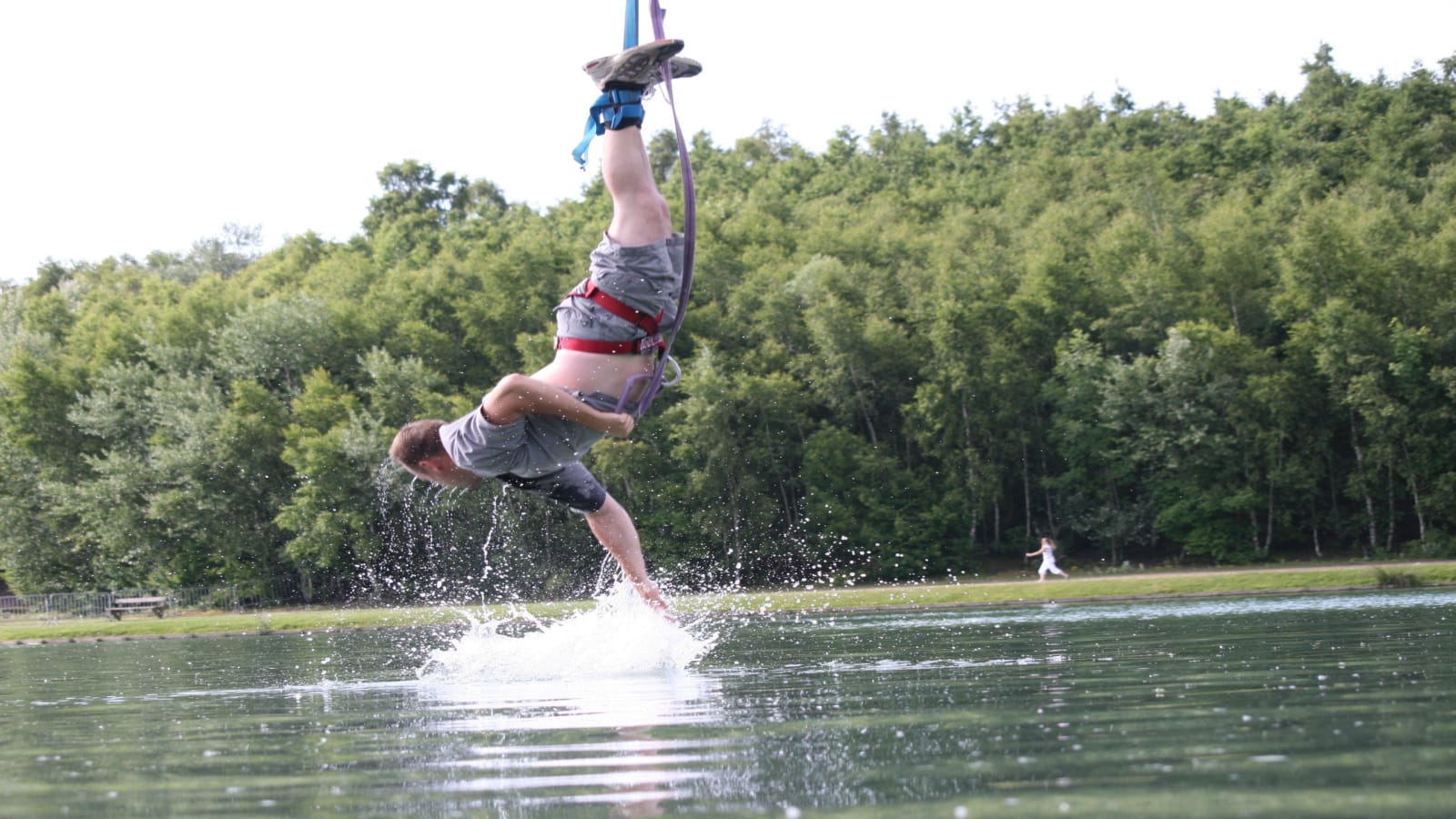 Saut à l'élastique et élastique à domicile pour les enfants de 5 à