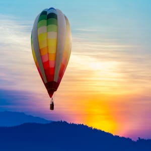 montgolfiere dans un ciel en coucher de soleil