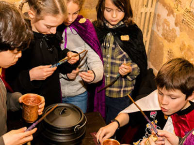 groupe d'enfant réunis préparant une potion