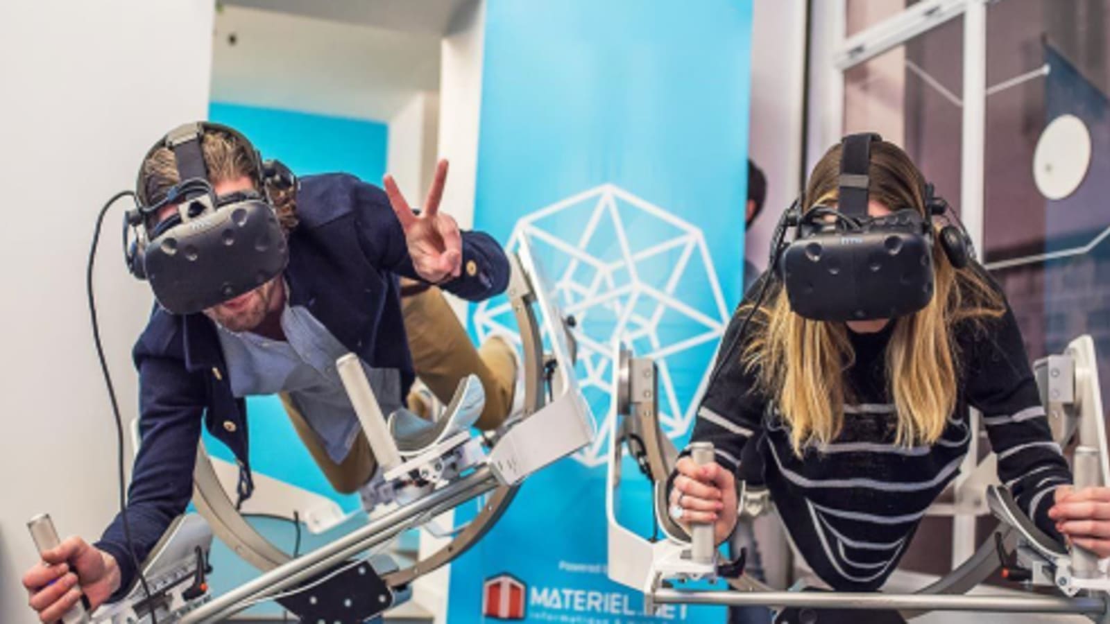 2 personne avec casque VR sur un simulateur