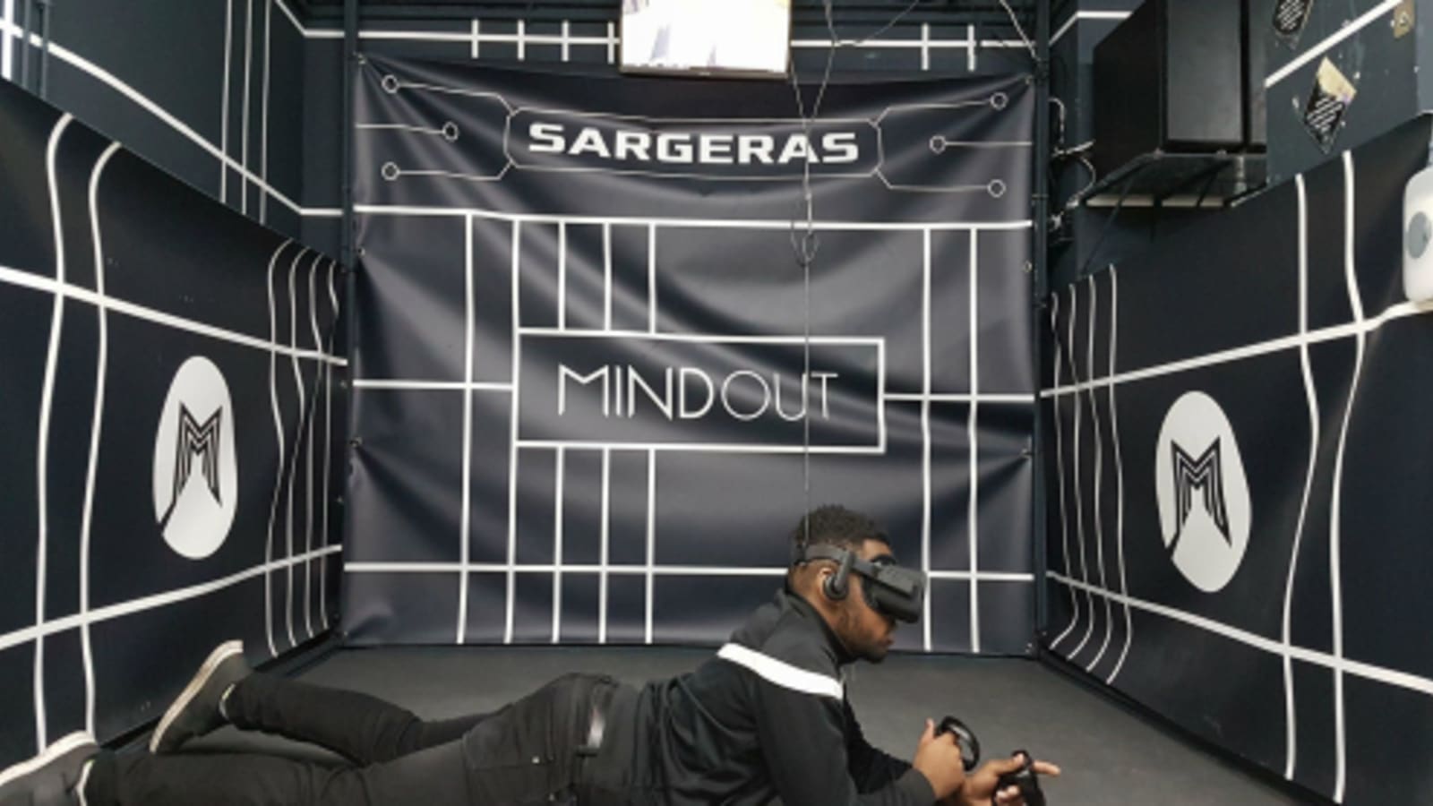 homme couché avec casque VR