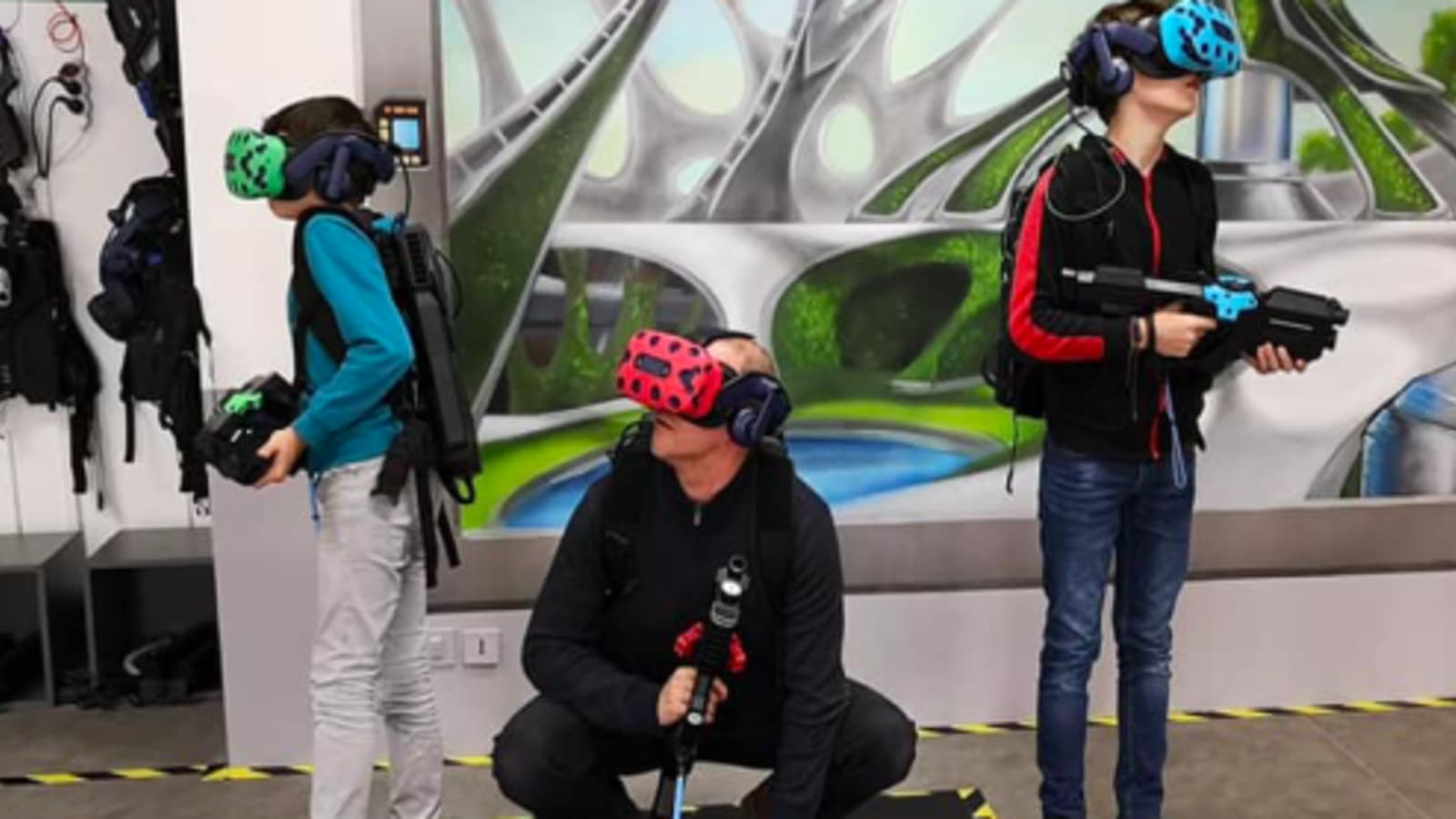 2 enfant un adulte avec un casque VR