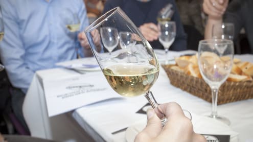 main qui tient un verre de blanc