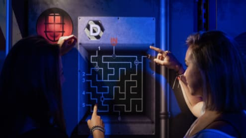 deux personne devant une enigme labyrinthe