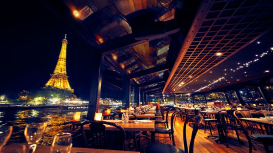 L'intérieur d'un bateau diner croisiere avec la tour eiffel sur le coté
