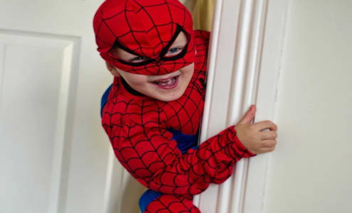 Enfant déguisé en spiderman