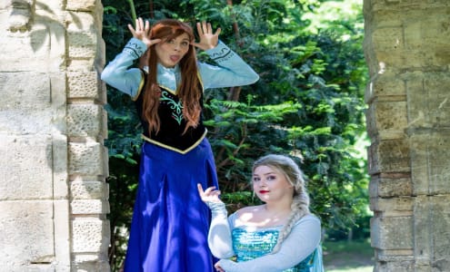 2 animatrices deguisées en Reine des Neiges