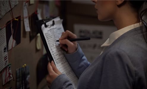 femme qui écrit ors d'une enquête