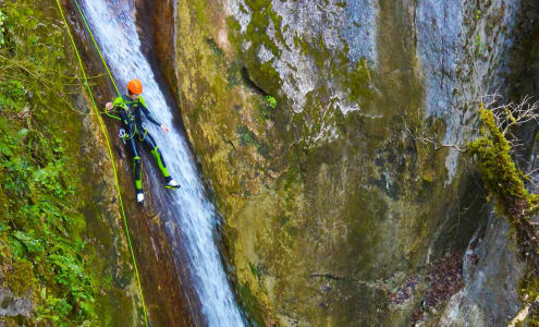 personne qui glisse dans une cascade