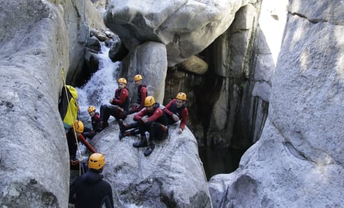 groupe de canyoning sur un rocher