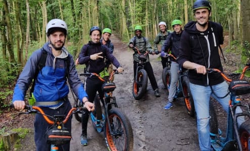 groupe d'hommes en trottinette électrique