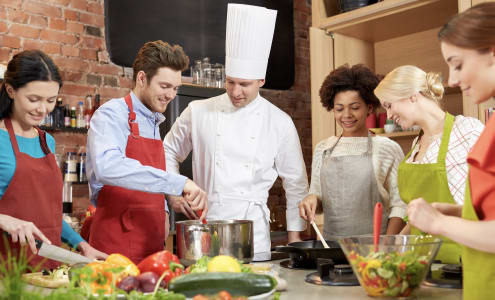 Qui donne les cours de cuisine ?