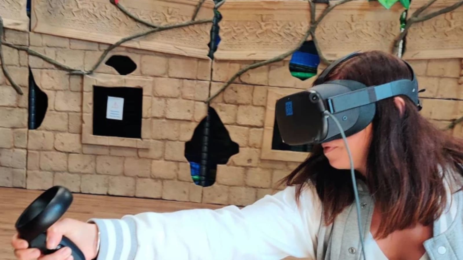 personne en action avec son casque de VR