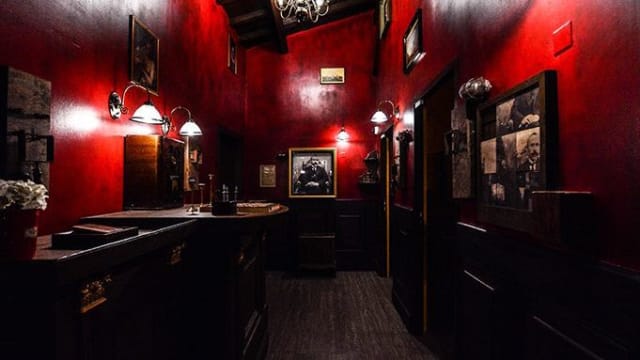 une salle d'escape game avec mur rouges sang