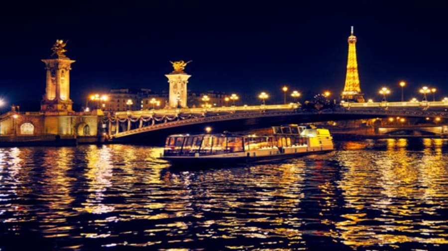Une péniche navigant sur la seine la nuit