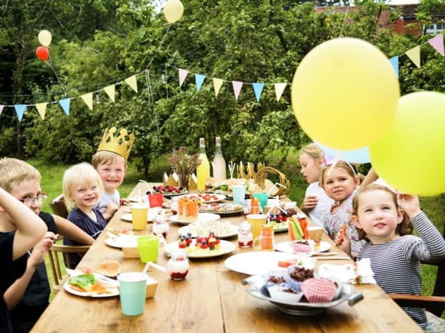 enfant autour de la tale pour le gouter d'anniversaire
