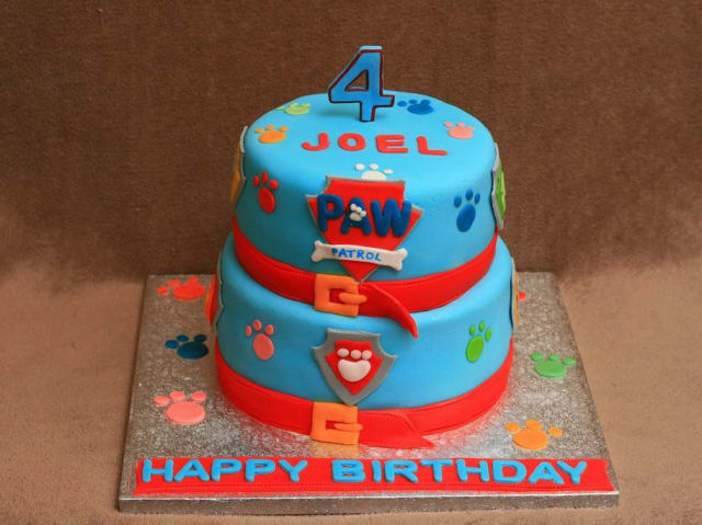 gateau d'anniversaire pat patrouille en pate a sucre bleue