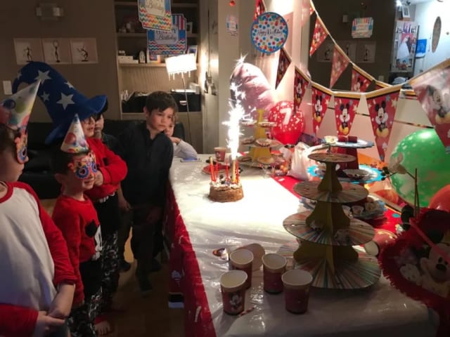 enfant devant le buffet pour le ateu d'anniversaire