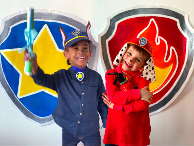 deux enfant déguisés en chase et marcus de la pat patrouille