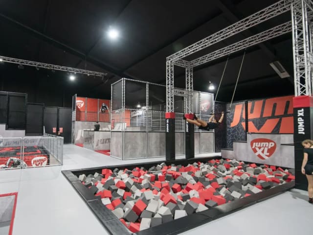 enfant sur une balançoire au trampoline park