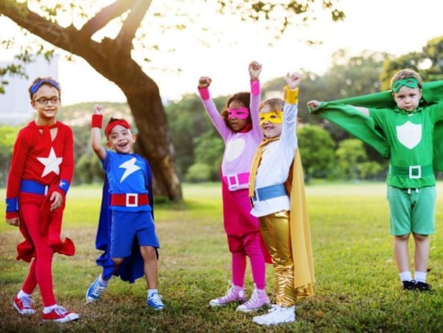 groupe d'enfant habillés en super-heros avengers