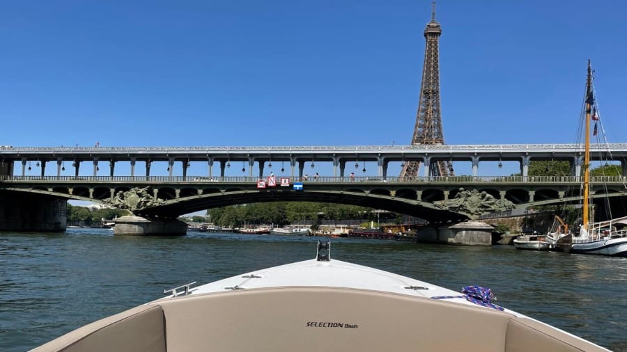 Avant d'un bateau qui navigue sur la seine près d''un pont parisien