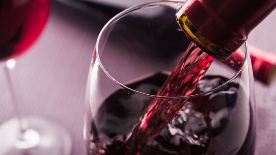 bouteille de vin qui coule dans un verre