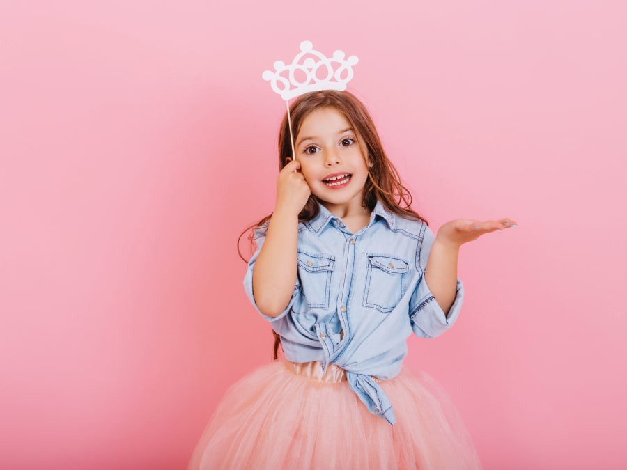 petite fille avec une couronne de princesse