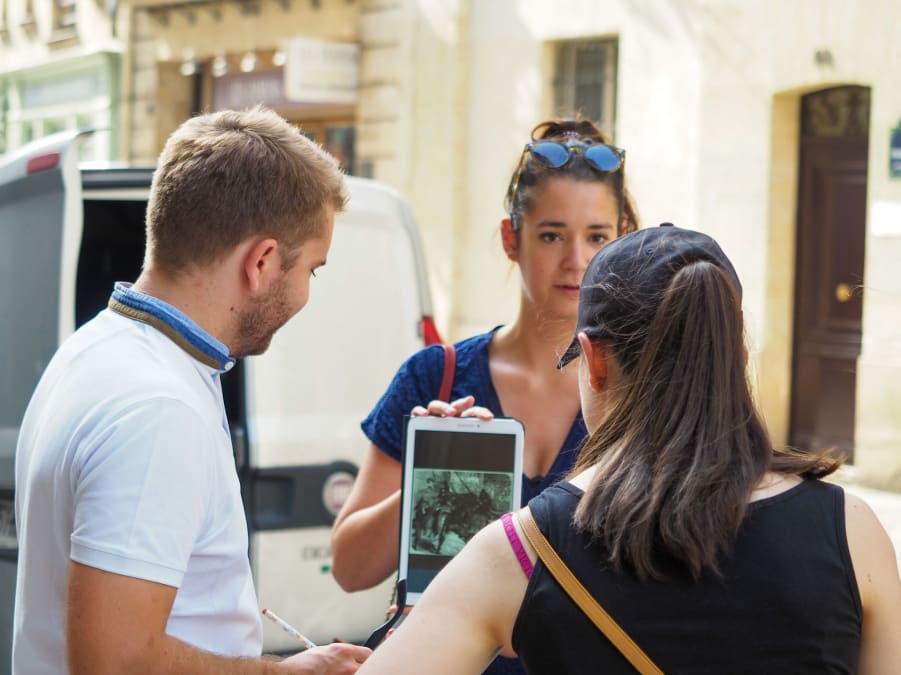 Salariés faisant un jeu de piste dans la rue