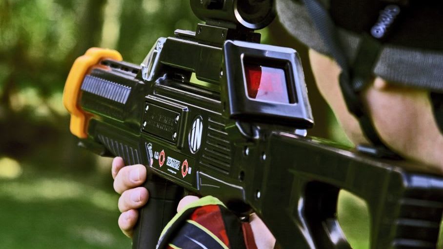 jouer de laser game outdoor qui vise