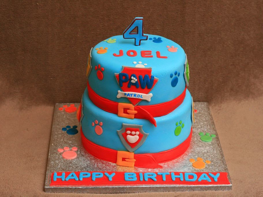 gateau d'anniversaire pat patrouille en pate a sucre bleue