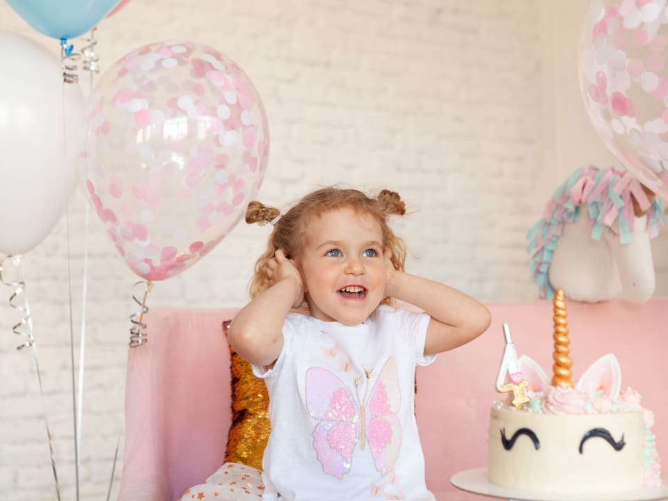 Petite fille se tenant la tête de joie