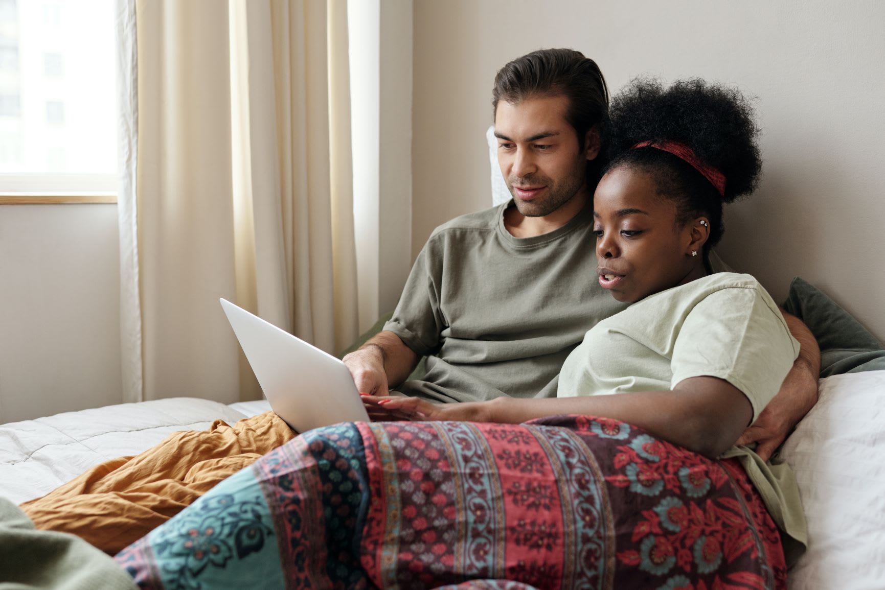 couple looking at online memorial