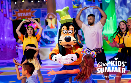 Goofy and performers on stage at the Cool KIDS&rsquo; SUMMER show at Walt Disney World Resort