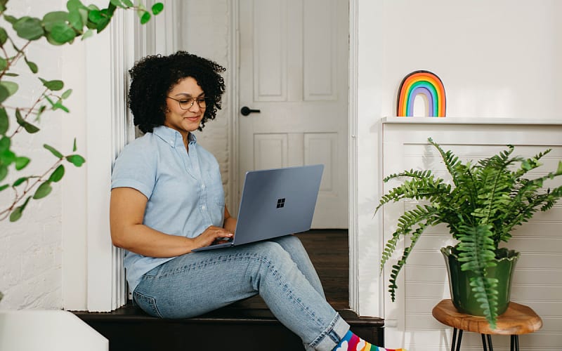 vrouw met laptop veilig internetdaten, Surface ©