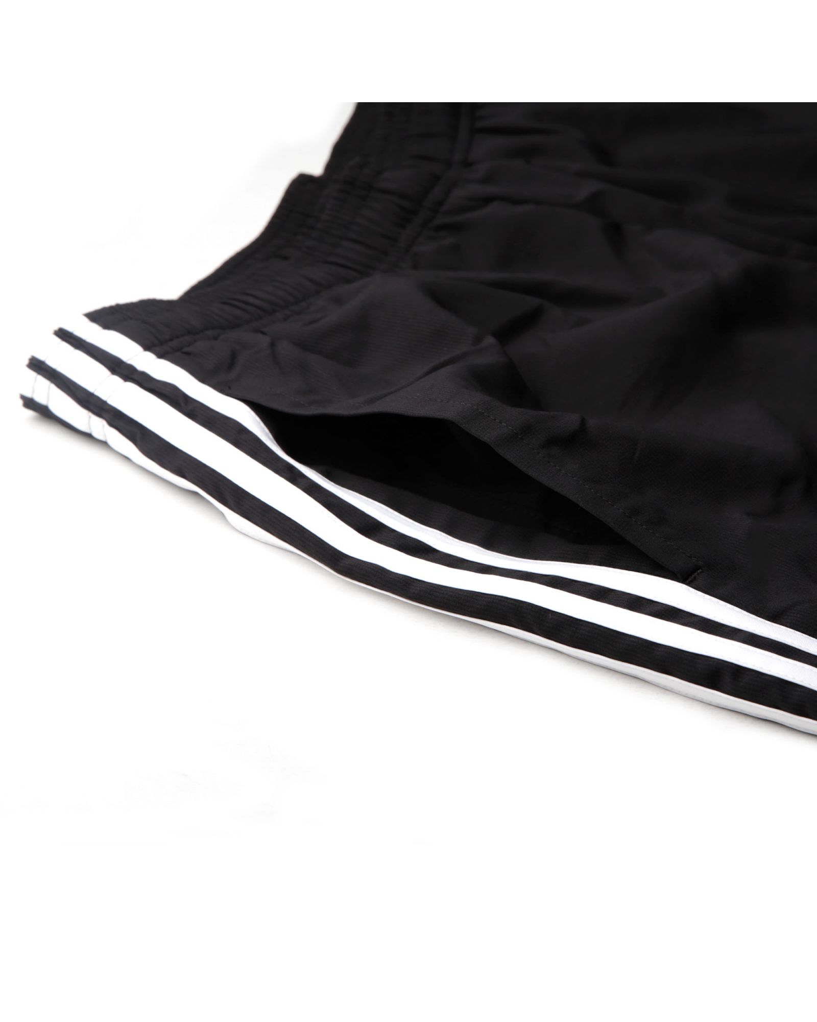 Pantalón Corto de Training Essentials Tres Bandas Chelsea Negro - Fútbol Factory