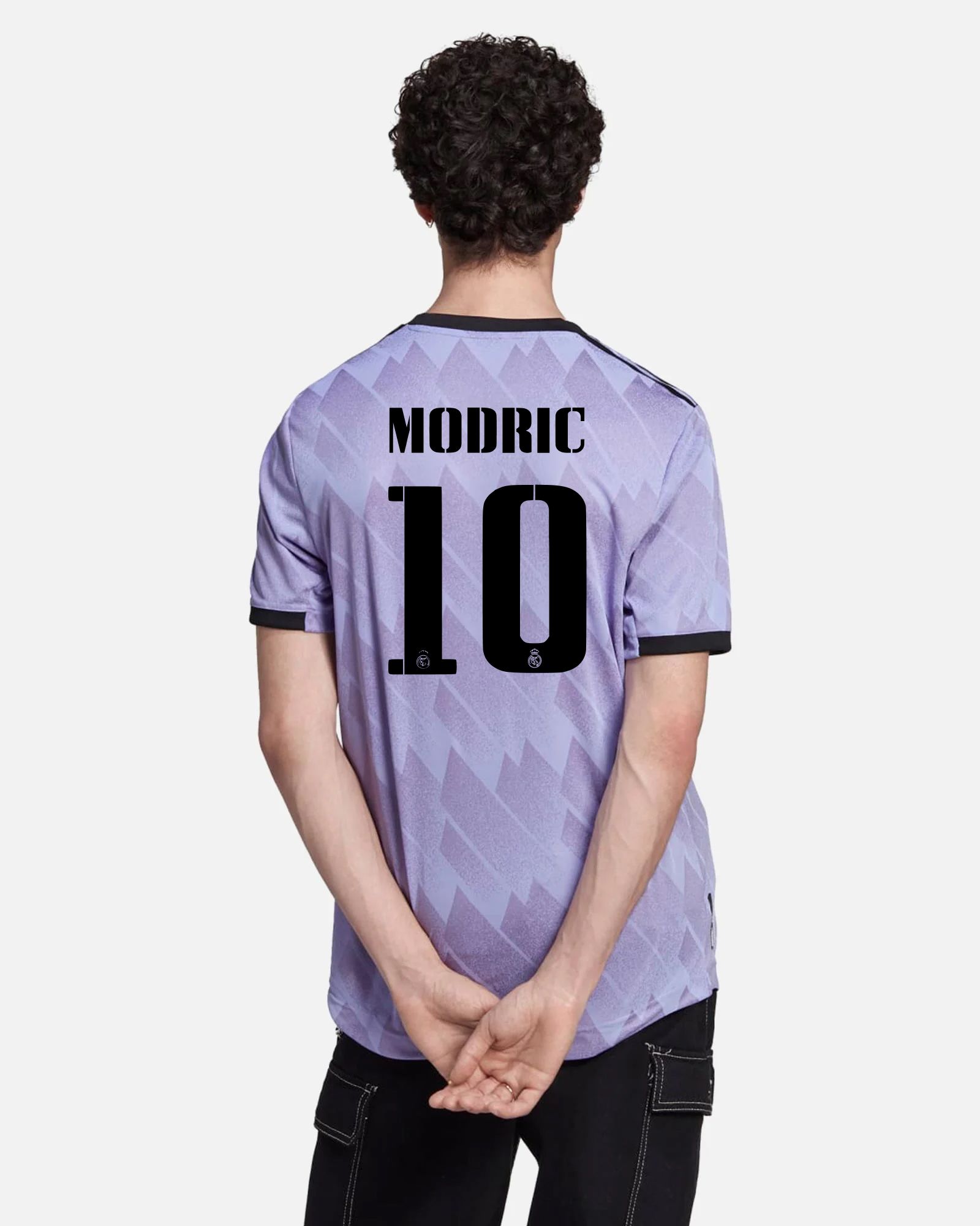 El Real Madrid presenta nueva camiseta y 'se olvida' de Modric